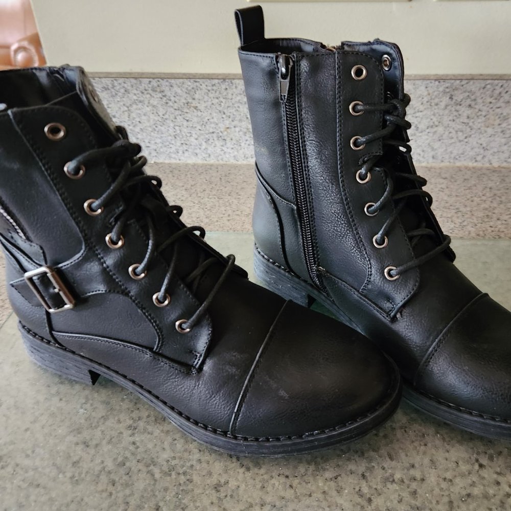 Womens I.D Required Titan Black Boots Size 7M Brand New